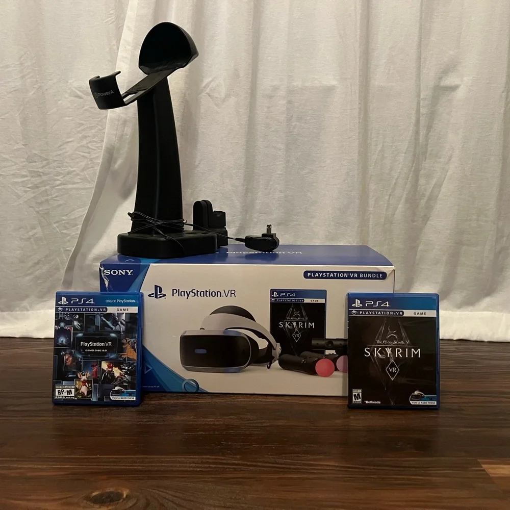 Used ps4 VR used only a couple of times comes with stand and 2 games